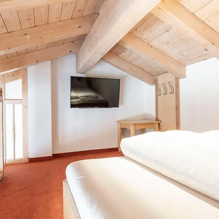 Laudegghof - With Castle Views